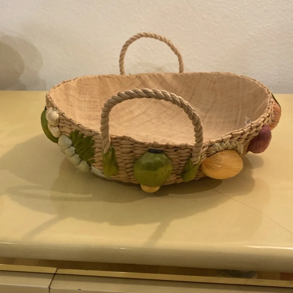 Vintage Woven Raffia Straw Round Casserole Basket.‎  Handles.  Colorful Veggie